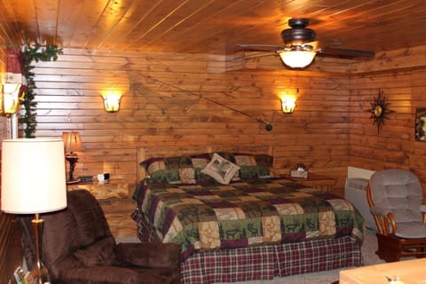 The Pine Lodge | Premium bedding, Tempur-Pedic beds, iron/ironing board, free WiFi