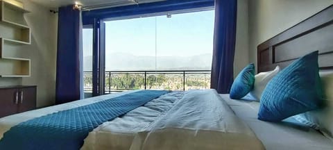Villa | Desk, wheelchair access