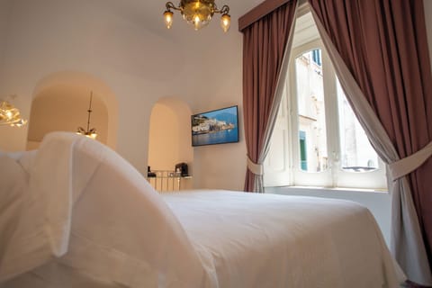 Standard Room | Free minibar items, in-room safe, desk, laptop workspace