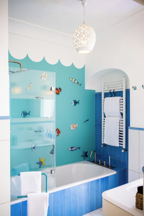 Deluxe Room, Sea View | Bathroom | Slippers