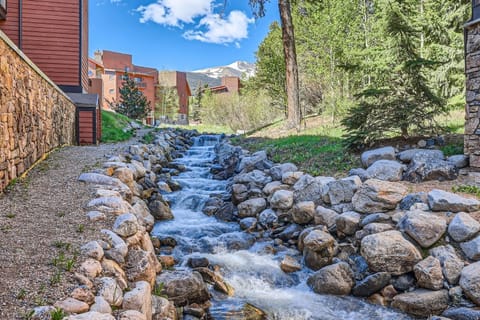 Condo, 2 Bedrooms | Property grounds