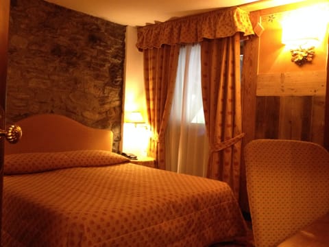 Double Room | In-room safe, blackout drapes, soundproofing, free WiFi