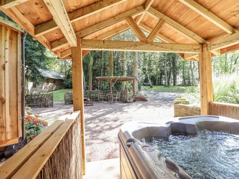 Cottage | Outdoor spa tub
