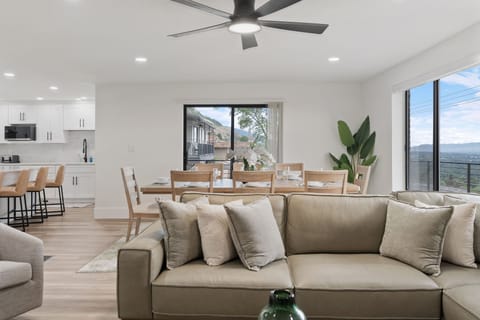 Home Decor, Couch, Furniture, Architecture, Building