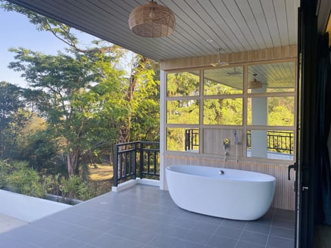 Junior Suite, Sea View | Deep soaking bathtub