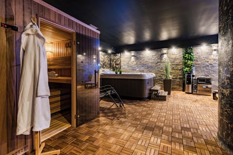 Indoor spa tub