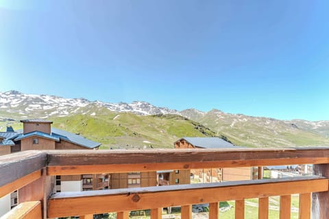 Breathtaking balcony views over the snowy peaks – soak in the sunshine or enjoy a morning coffee in the Alps.