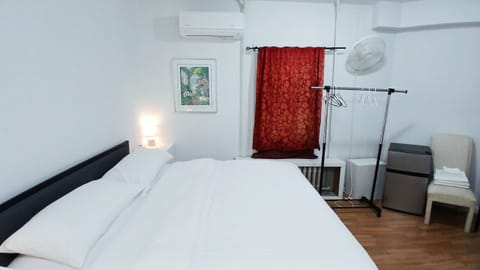 Standard Room, Non Smoking | Bathroom | Shower, free toiletries, hair dryer, soap