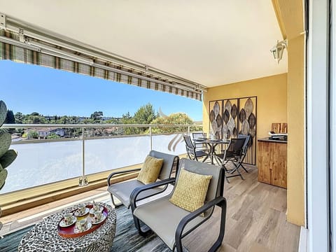 Terrasse aménagée, espace extérieur confortable avec fauteuils et table basse.