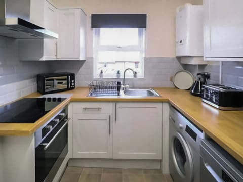 Kitchen | Amaya Five - Grantham Getaways, Grantham