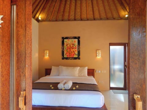 Standard Room, 1 Queen Bed, Balcony, Garden View