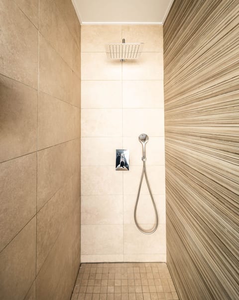 Privilege Room | Bathroom | Shower, free toiletries, hair dryer, towels