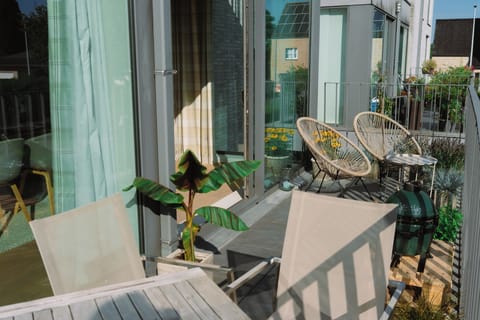 Holiday Home in Halle: Sunny terrace with lounge chairs – Outdoor seating area ideal for coffee, reading, or evening drinks.