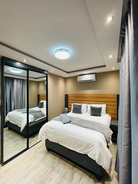 Deluxe House, 2 Bedrooms, Kitchen | Blackout drapes, iron/ironing board, WiFi (free)