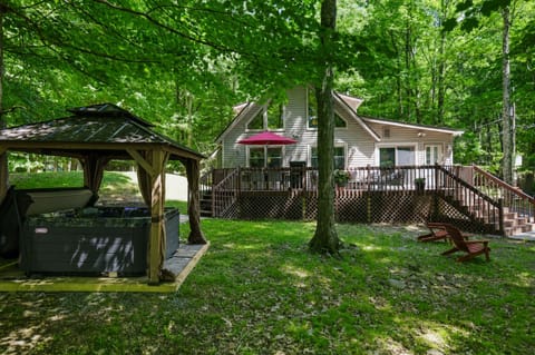 4 Bedroom Lakeview house with hot tub, fire pit and gazebo