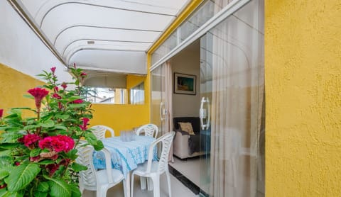 Basic Apartment | Outdoor dining