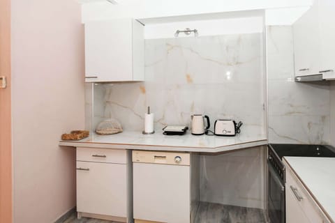 Functional kitchen with everything you need to prepare home-cooked meals