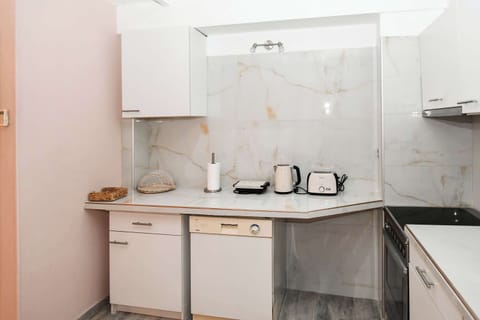 Fully Equipped Ground Floor Kitchen