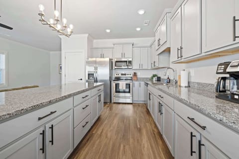 Fully stocked kitchen!