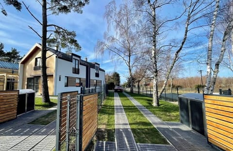 Aussenansicht Einfahrt und Abstellflächen (links 1A, rechts 1B)