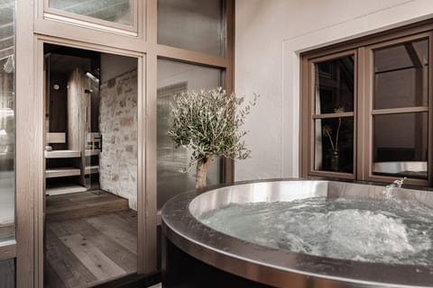 Executive Suite, Mountain View | Private spa tub