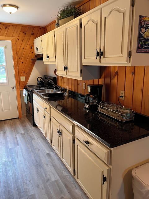 KITCHEN WITH GRANITE COUNTERTOPS