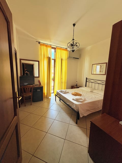 Comfort Room | Hypo-allergenic bedding, in-room safe, desk, blackout drapes