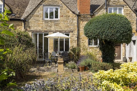 Izods Cottage Garden - StayCotswold