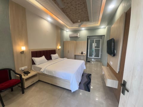 Classic Double or Twin Room | Desk, free WiFi, bed sheets
