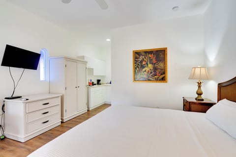 Naples Vacation Rental | Studio | 1BA | Step-Free Entry | 280 Sq Ft