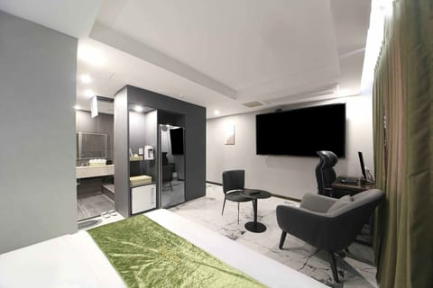 Suite Room | Desk, laptop workspace, free WiFi