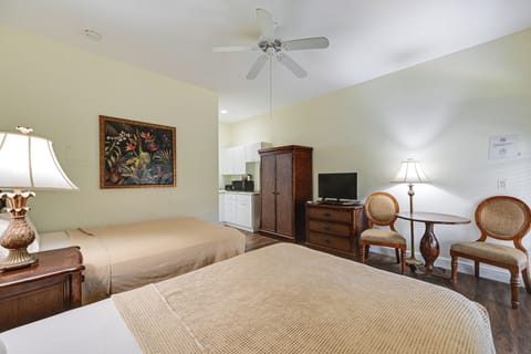 Naples Vacation Rental | Studio | 1BA | 1 Small Step Required | 300 Sq Ft