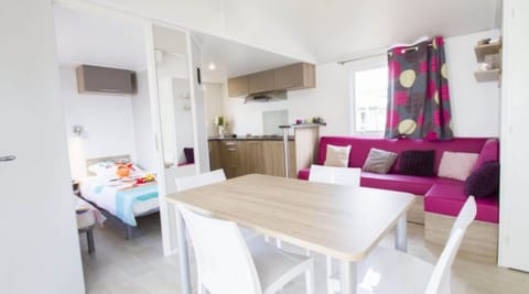 Comfort Mobile Home, 4 Bedrooms | Living room