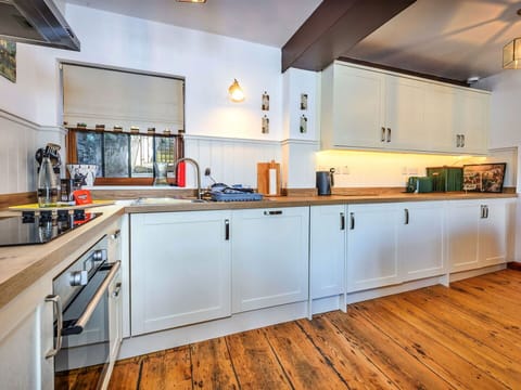 Residential Area, Urban Design, Apartment, Landscaping, Estate, Balcony, Villa, Mansion