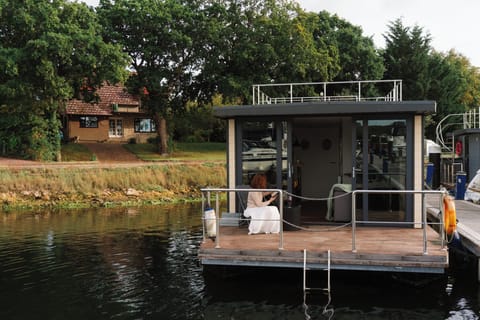Romantic floating holiday home on the Isle of Wight – unique houseboat stay