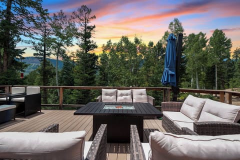 Huge deck with awesome views - Dining Table, Gas Firepit and BBQ