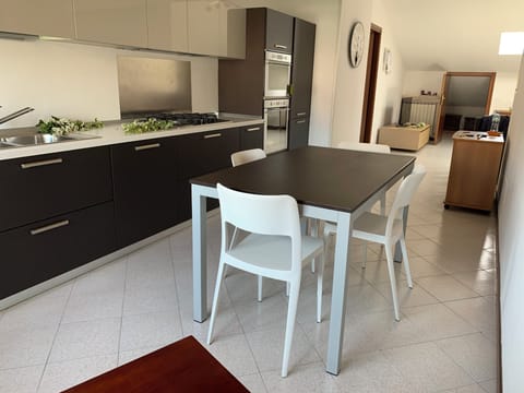 843f24b0-c9f2-4e3a-9276-e3f17850fa8b