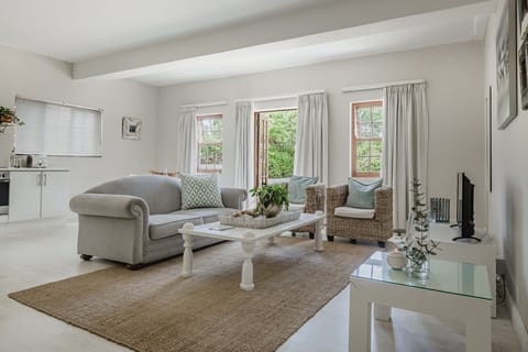 Room, Kitchenette | Living area | TV