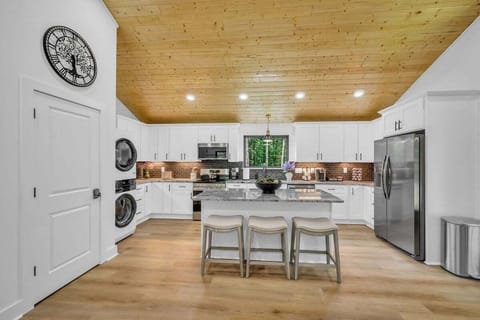 Full kitchen with breakfast bar
