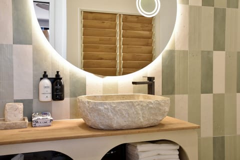 Deluxe Double or Twin Room, Pool View (Terre de Jade) | Bathroom | Shower, hair dryer, towels, soap