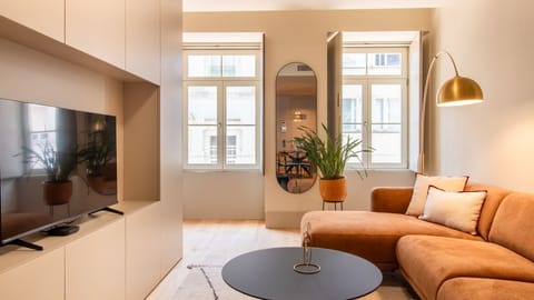 A sunlit retreat with plush seating, elegant brass lighting, and natural textures that invite you to unwind.
#LivingRoomVibes #NaturalLight
