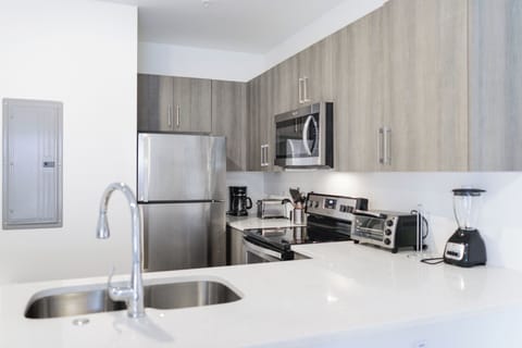 Family Townhome, 3 Bedrooms, Patio | Private kitchen | Fridge, microwave, oven, stovetop