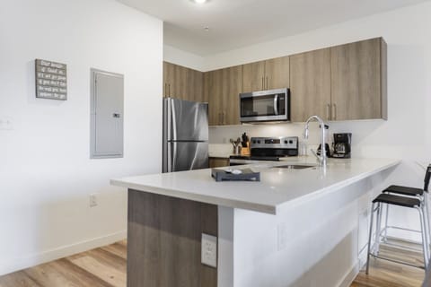 Family Townhome, 3 Bedrooms, Patio | Private kitchen | Fridge, microwave, oven, stovetop