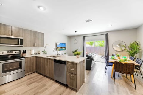 Family Townhome, 3 Bedrooms, Patio | Private kitchen | Fridge, microwave, oven, stovetop