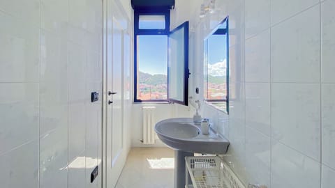 Standard Single Room | Bathroom | Shower, hair dryer, bidet, towels