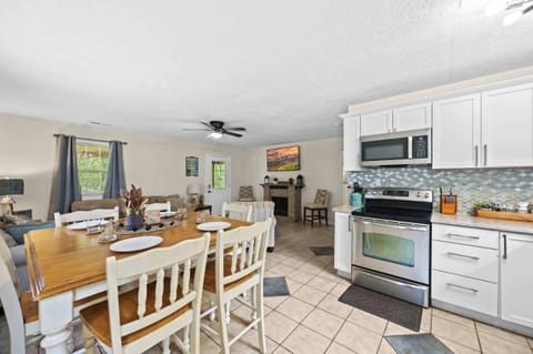 Kitchen: From quick breakfasts to gourmet dinners, our modern kitchen has everything you need, flowing perfectly into a comfortable dining space.