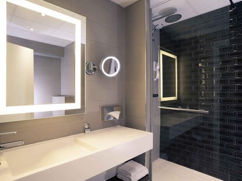 Premium bedding, memory foam beds, in-room safe, soundproofing