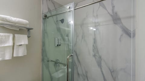 Combined shower/tub, free toiletries, towels