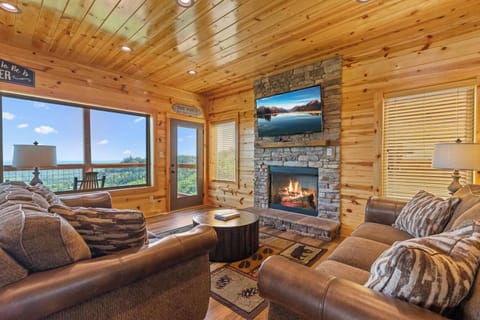 House, Multiple Beds, Hot Tub, Mountain View (Dolly Valley View) | Living area