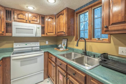 House, Multiple Beds, Hot Tub, Garden View (Ain't Misbehavin') | Private kitchen